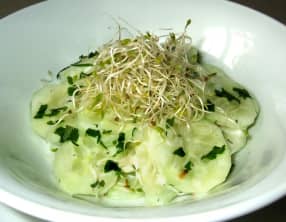 Salade de concombre aux graines germées