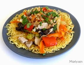 Nouilles croustillantes au porc et aux légumes