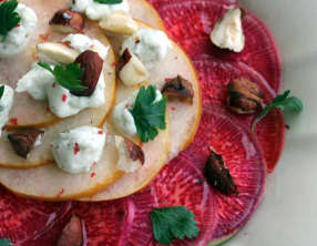 Carpaccio de betterave Chioggia, poires et crème de roquefort