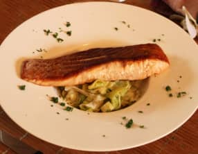 Fondue de poireaux et pavé de saumon