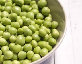 Soupe de petits pois parsemée de mimolette extra vieille