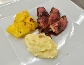Magrets de canard à la grenade, purée de panais et ananas poêlé aux baies roses