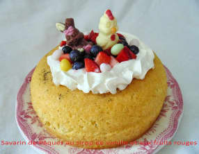 Savarin de Pâques au sirop de vanille et aux fruits rouges
