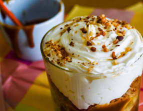 Verrines banane, crumble noisette, caramel au beurre salé et chantilly vanillée