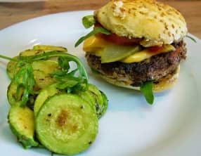 Hamburger buns aux parfums de Provence et courgettes sautées