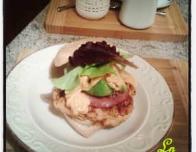 Burger au poulet à l'italienne, pesto rosso et basilic