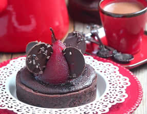 Tarte amandine chocolat et poires pochées à la framboise