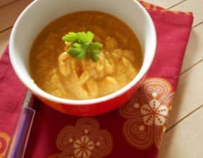 Crème de lentilles épicée aux oignons frits