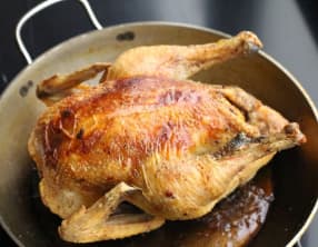 Poulet rôti farci de pommes de terre