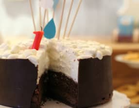 Layer cake au chocolat sous un lit nuageux