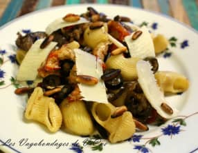Salade de pâtes aux aubergines et aux écrevisses