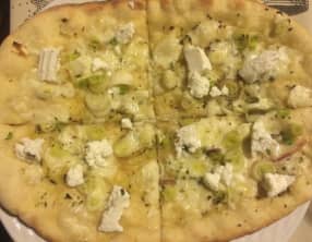 Pizza blanche aux oignons et ricotta