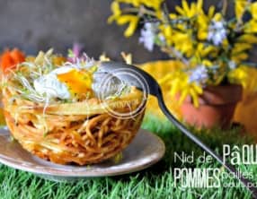 Nid de Pâques aux pommes paille garni d'alfalfa et œuf poché