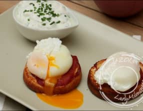 Tartines aux oeufs pochés et crème aux herbes