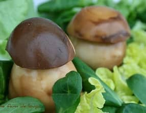 Oeufs de Pâques ou champignons sur salade de Pâques