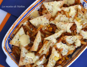 Macaronis au chili, chips nachos et sauce cheddar