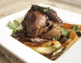 Souris d’agneau confites aux oignons nouveaux