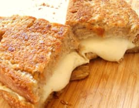 Sandwich Grilled cheese au Bagna Cauda