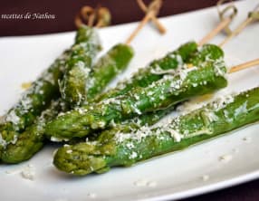Asperges vertes grillées, huile d'olive au citron et parmesan