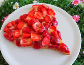 Tarte aux fraises et à la crème de citron sur fond financier