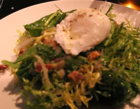 Salade lyonnaise, aux lardons, oeuf et croûtons aux pissenlits, dents de lion