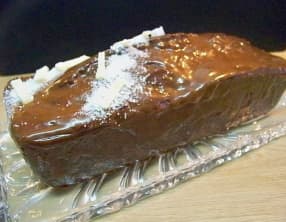 Cake à la banane et aux graines de pavot, glaçage chocolat Dulcey