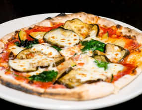 Pizza parmigiana, tomates, aubergines, mozzarella, parmesan