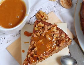 Moelleux aux dattes, fève tonka, noix et caramel beurre salé