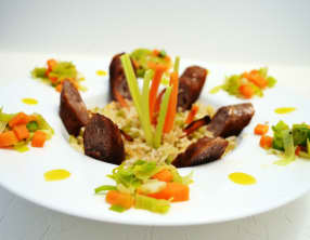 Saucisses de veau, lentilles et légumes