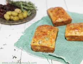Cake salé aux tomates séchées, olives et origan