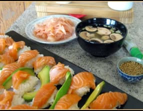 sushis maison au saumon et avocat