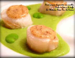 Saint jacques chapeautées aux morilles et coulis de fèves