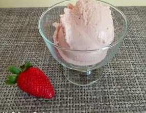 Glace à la fraise à la sorbetière ou turbine à glaces