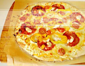 Pizza fine au poulet tomate chorizo et poivron