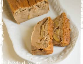 Gâteau magique façon pain d'épices avec pommes et noix caramélisées