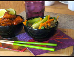 Poulet saté et wok de pak choi carotte et soja