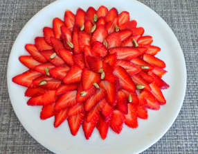 Carpaccio de fraises au sirop de cardamone verte