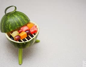 Brochettes aux fraises, pêches et bananes, au barbecue ou à la plancha