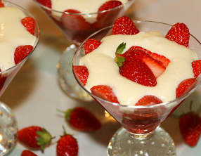 Verrines de fraises et rhubarbe au sirop de sureau à la mousse de mascarpone