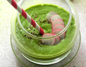 Velouté glacé à l’avocat et aux fanes de radis