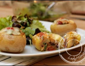 Pommes de terre farcies aux tomates séchées et olives noires