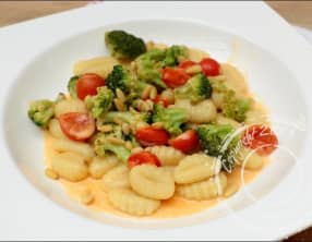 Gnocchis aux brocolis, pignons et crème de parmesan