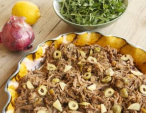 Epaule d’agneau confite aux fruits secs, olives et citron