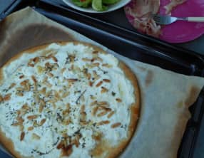 Pizza blanche ricotta, parmesan, fromage de chèvre frais et pignons de pin