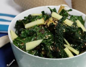 Salade de chou palmier aux oignons caramélisés et sésame