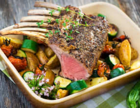 Carré d’agneau en croûte verte, gros légumes rôtis, coulis de tapenade