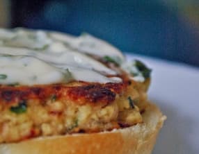 Hamburger au saumon, à l'aneth, sauce concombre