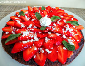 Gâteau au chocolat meringues et fraises