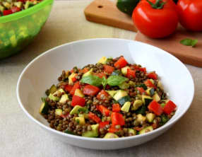 Salade de lentilles aux légumes et son oeuf mollet