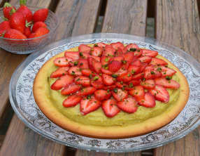 Tarte façon financier aux fraises et crème de pistache